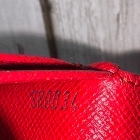 AUTHENTIC Louis Vuitton Epi Porte Leather Bifold Wallet. Red. - Picture 16 of 16